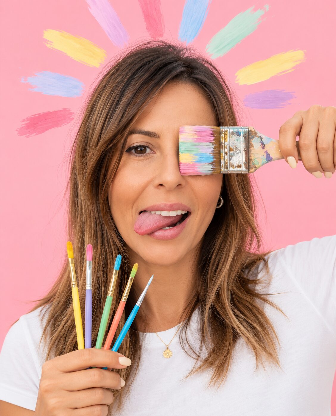 Vanesa con pinceles de colores, sacando la lengua en un gesto divertido